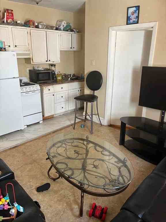 Apartment For Rent - 61 Vine #23<br/> Lynn, MA 01905