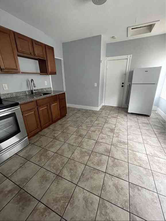 Apartment For Rent - 155 Allen Ave #3<br/> Lynn, MA 01902