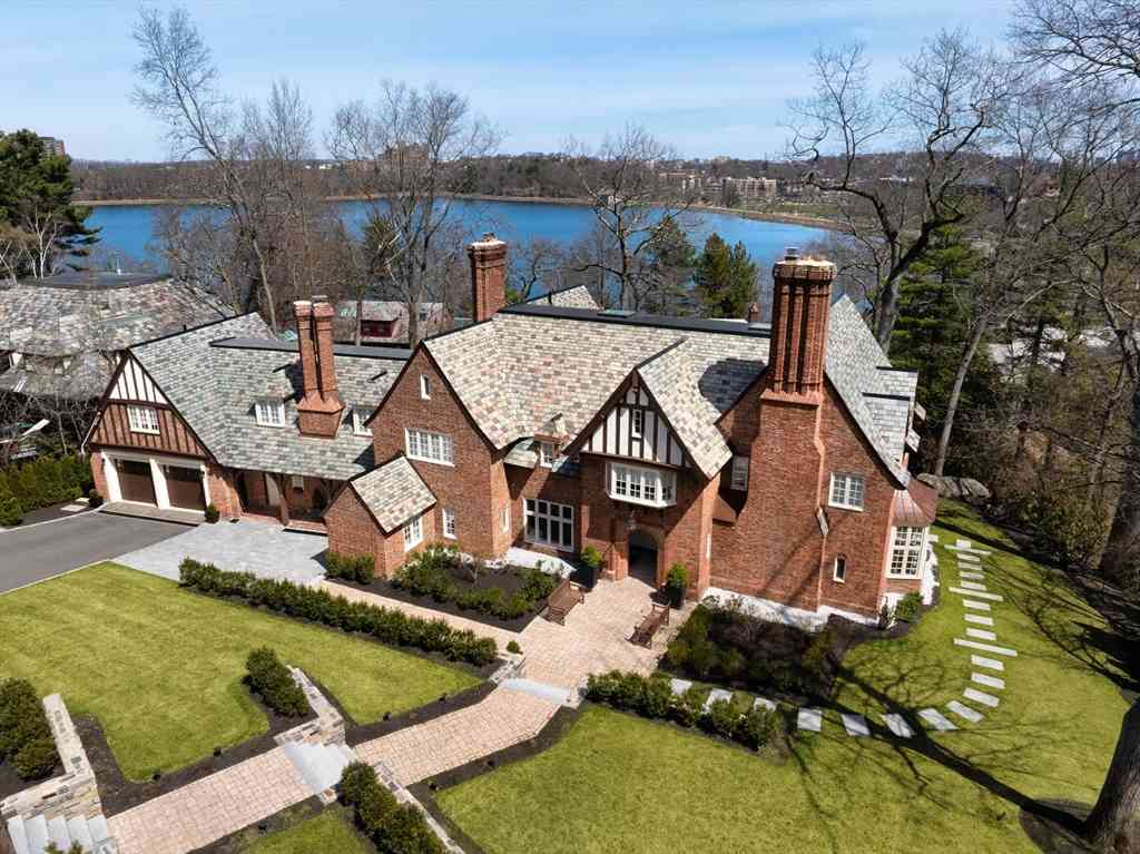 Homes For Sale - 124 Chestnut Hill Rd<br/> Newton, MA 02467
