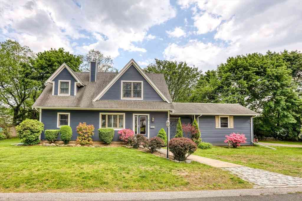 Homes For Sale - 4 Meadow Lane<br/> Danvers, MA 01923