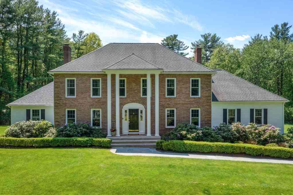 Homes For Sale - 25 Donnelly Dr<br/> Norfolk County, Dover, MA 02030