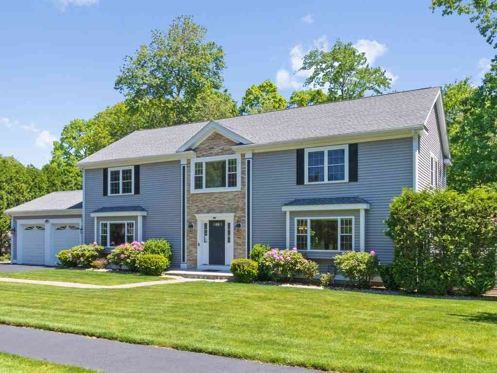 Homes For Sale - 32 Lauricella Lane<br/> Middlesex County, Waltham, MA 02452