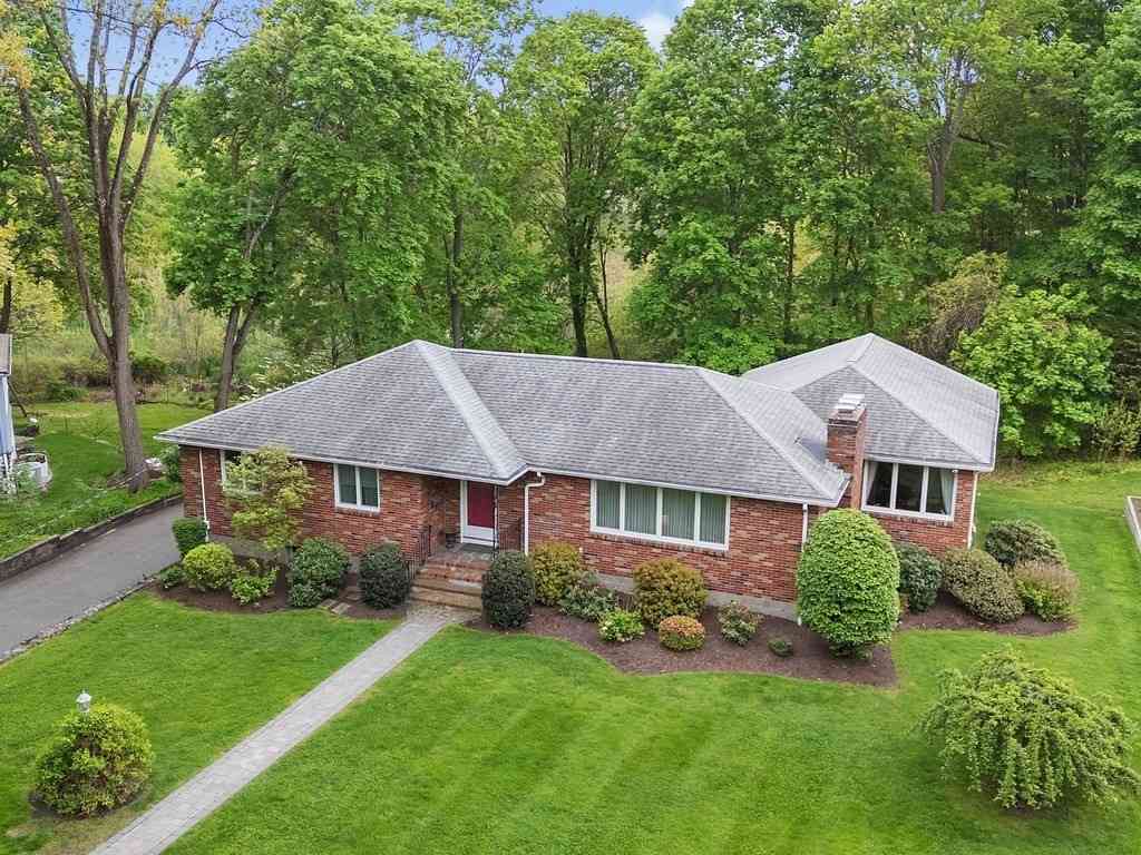 Homes For Sale - 38 Greenwood Lane<br/> Middlesex County, Waltham, MA 02451