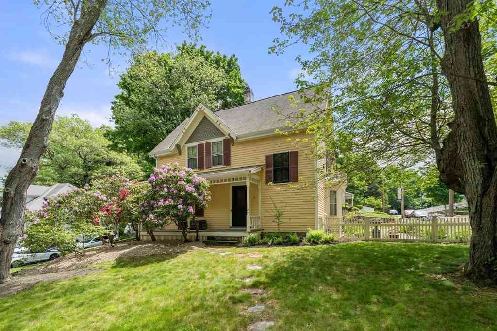 Homes For Sale - 22 Eustis Ave<br/> Middlesex County, Wakefield, MA 01880