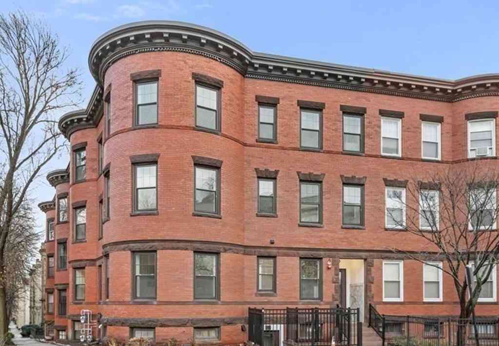 Condo For Rent - 65 Pleasant Street #1<br/> Brookline, MA 02446