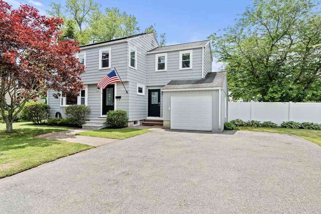 Homes For Sale - 4 Sendick Rd<br/> Middlesex County, Woburn, MA 01801