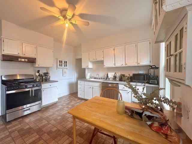 Apartment For Rent - 98 Cypress St #3<br/> Brookline, MA 02445