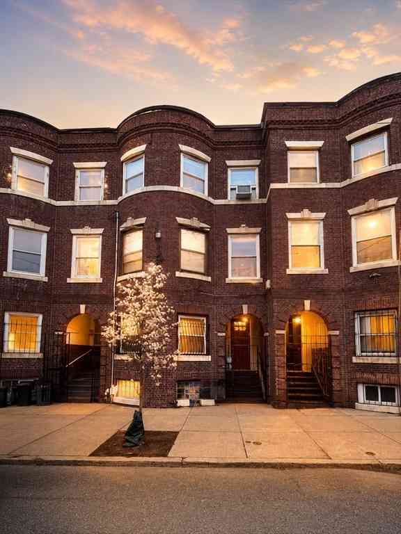 Condo For Sale - 101 Cedar St #3<br/> Boston, MA 02119