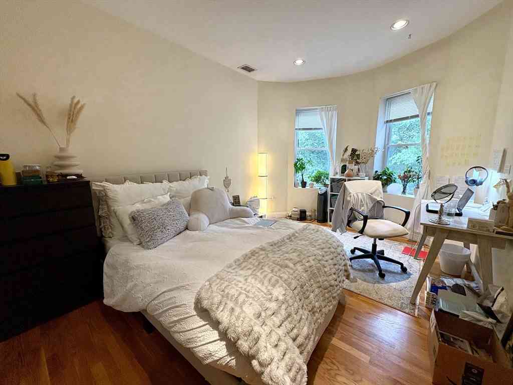 Apartment For Rent - 1801 Beacon St #4<br/> Brookline, MA 02445