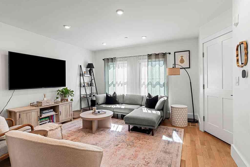 Condo For Rent - 4 Everett Pl #1<br/> Boston, MA 02128