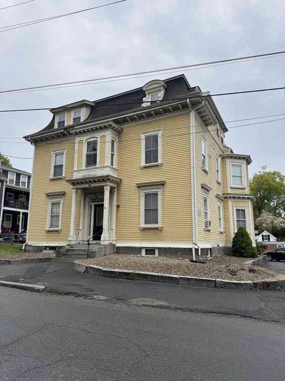 Apartment For Rent - 78 Pleasant #9<br/> Marblehead, MA 01945