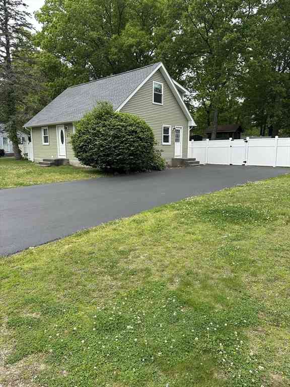 Homes For Sale - 11 Friar Tuck Ln<br/> Oxford, MA 01540