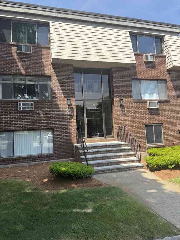 Condo For Rent - 5 Hallmark Gardens #5<br/> Burlington, MA 01803