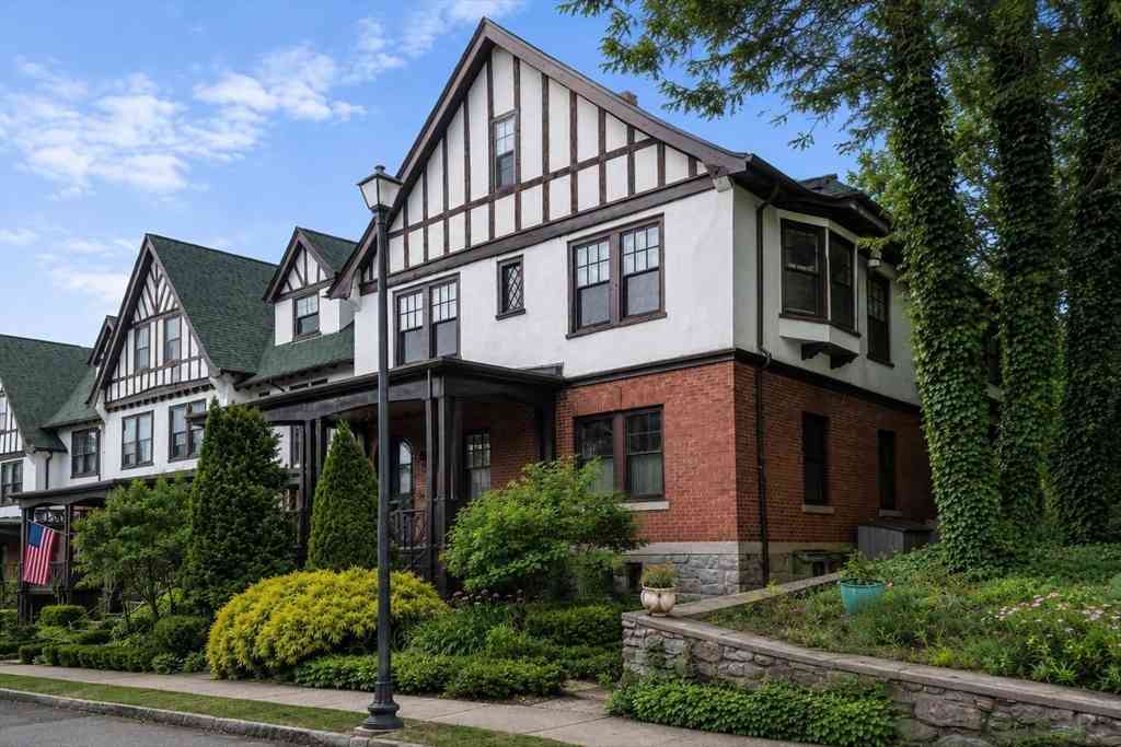 Homes For Rent - 18 Eaton Ct #18<br/> Wellesley, MA 02481