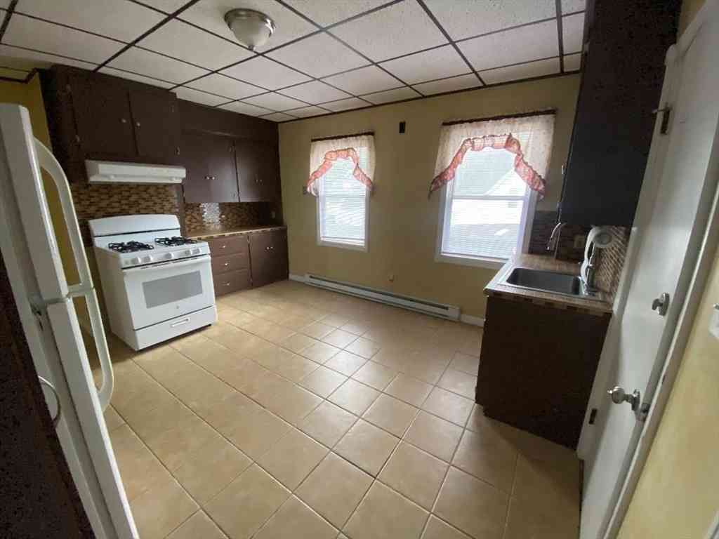 Apartment For Rent - 212 School Street #2<br/> Taunton, MA 02780