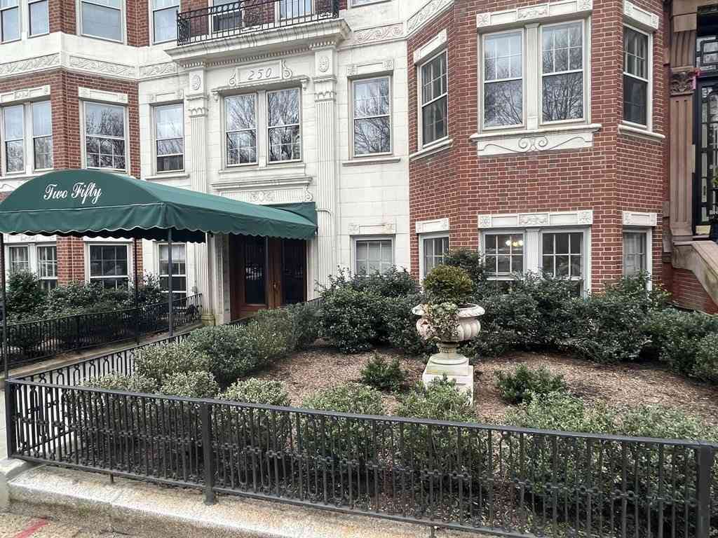 Condo For Sale - 250 Commonwealth Ave #22<br/> Boston, MA 02116
