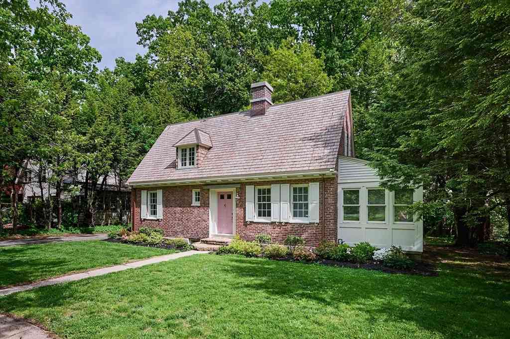 Homes For Sale - 43 Woodlawn Ave<br/> Northampton, MA 01060