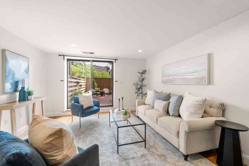 Condo For Sale - 96 Gainsborough St #6W<br/> Boston, MA 02115