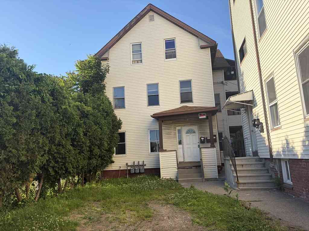 Apartment For Rent - 107 Endicott Street #1<br/> Worcester, MA 01610