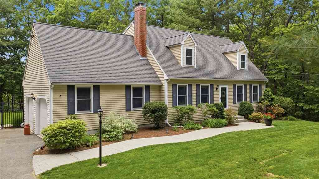 Homes For Sale - 25 North St<br/> Hopkinton, MA 01748