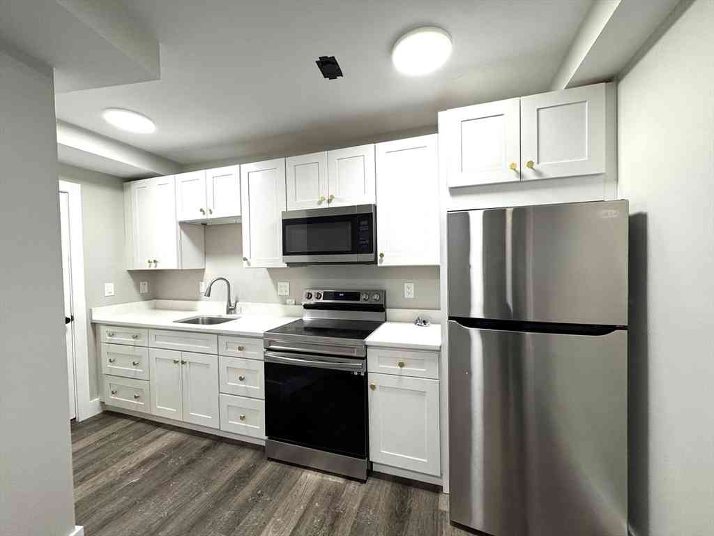 Apartment For Rent - 189 E Merrimack Street #3<br/> Lowell, MA 01852