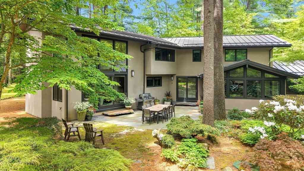 Homes For Sale - 6 Baldwin Circle<br/> Weston, MA 02493