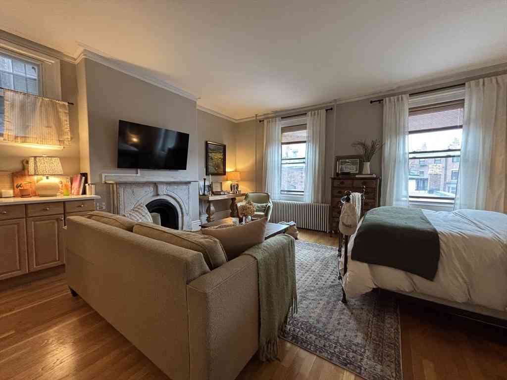 Apartment For Rent - 82 Charles St. #2R<br/> Boston, MA 02114