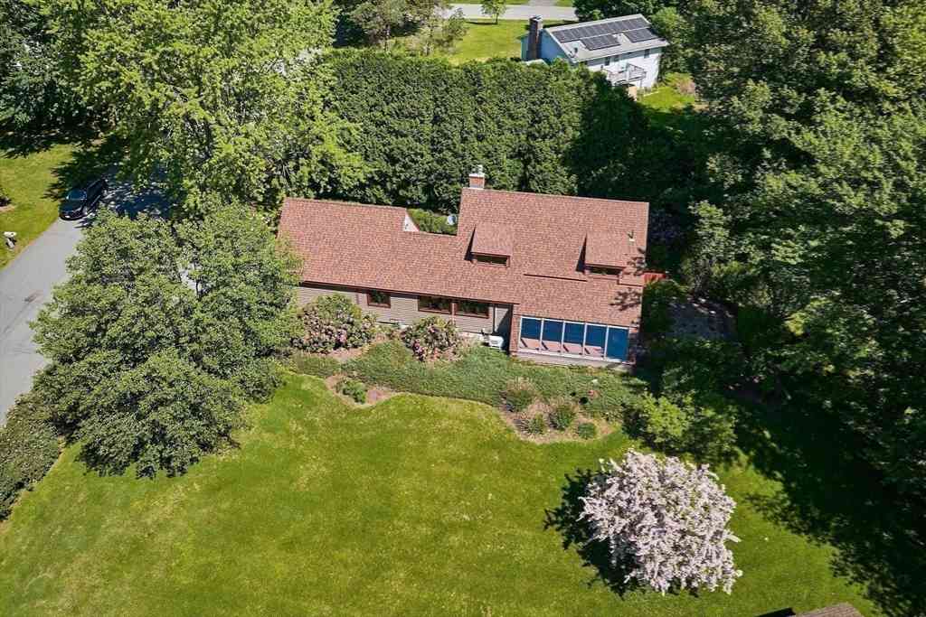 Homes For Sale - 10 Hunters Hill Cir<br/> Amherst, MA 01002