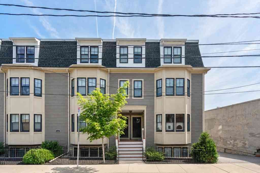 Condo For Sale - 110 Park St #5<br/> Boston, MA 02132