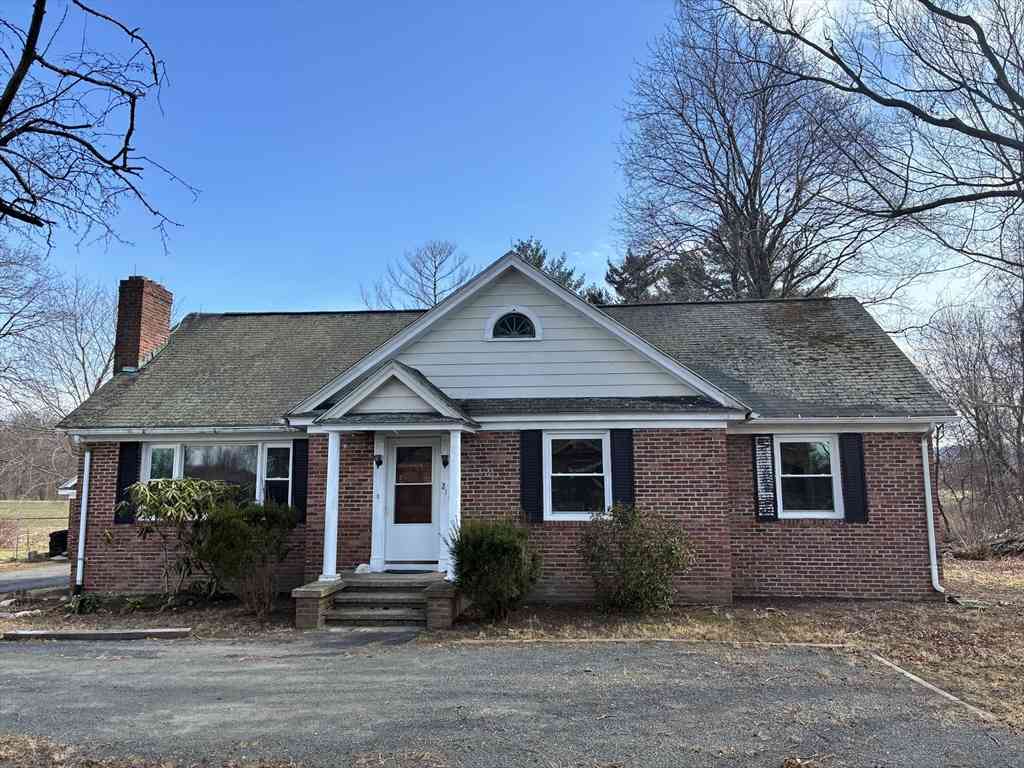 Homes For Sale - 211 Russell St<br/> Hadley, MA 01035