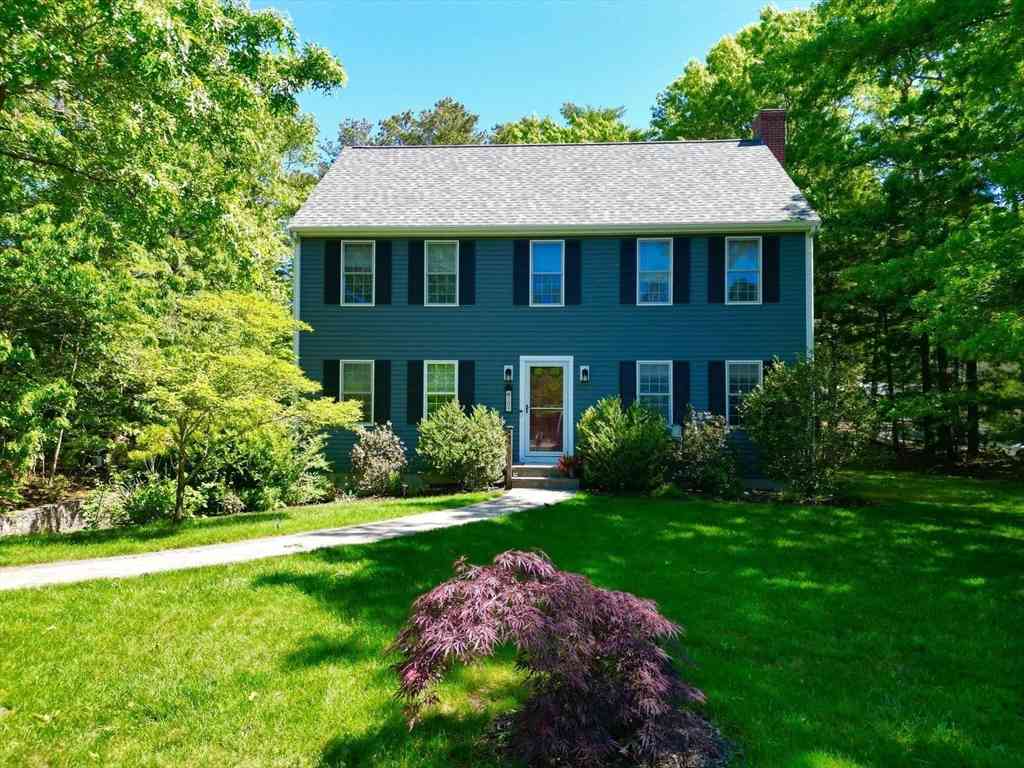 Homes For Sale - 105 Shallow Pond Ln<br/> Plymouth, MA 02360