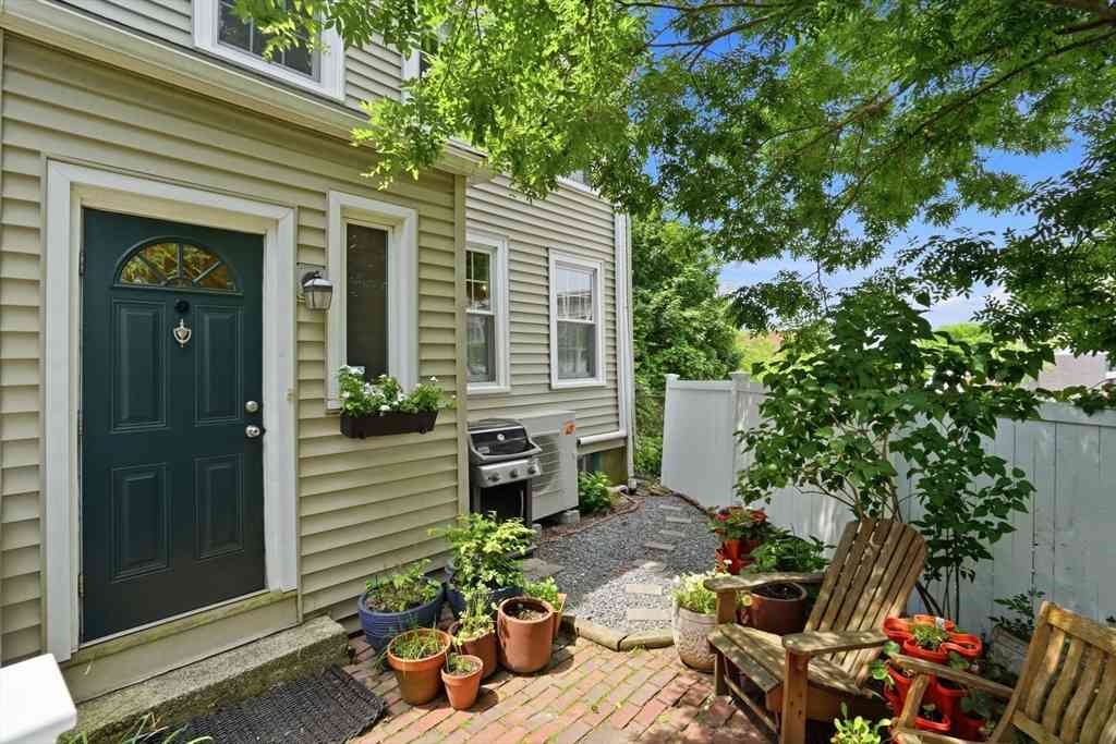 Condo For Sale - 4 Short Street Pl #4<br/> Boston, MA 02129