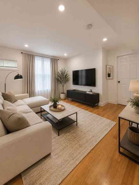Apartment For Rent - 217 Washington St #2R<br/> Lynn, MA 01902