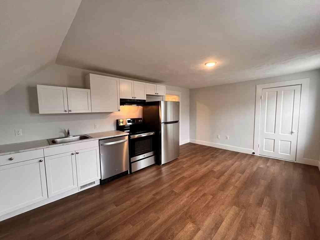 Apartment For Rent - 400 Court St #2<br/> Plymouth, MA 02360