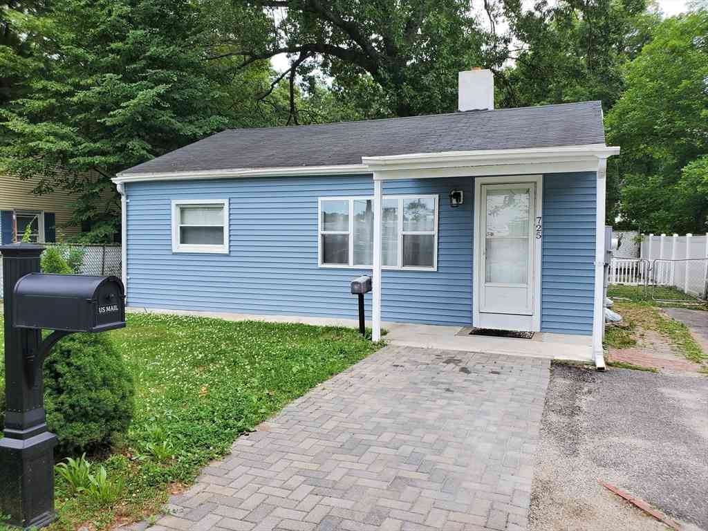 Homes For Sale - 725 Bay St<br/> Springfield, MA 01109