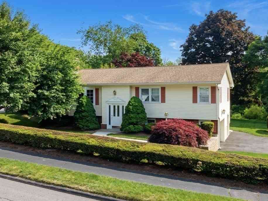 Homes For Sale - 8 Deerfield Rd<br/> Shrewsbury, MA 01545