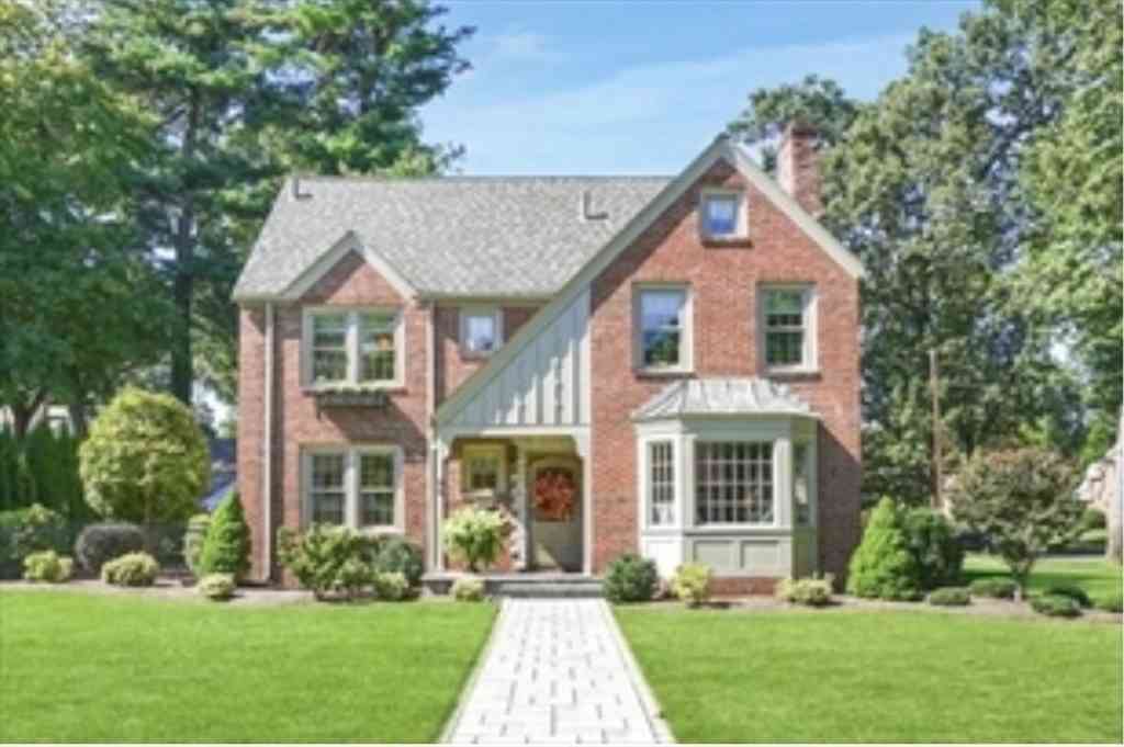 Homes For Sale - 70 Dover St<br/> Longmeadow, MA 01106
