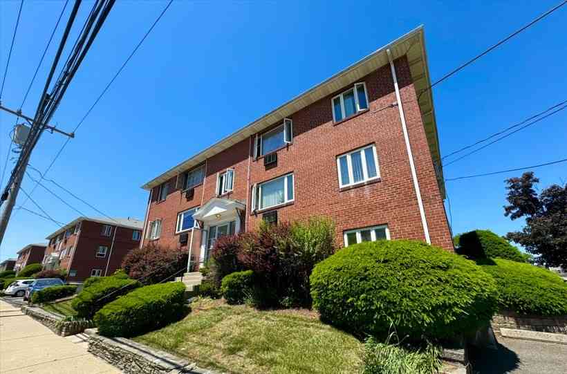 Condo For Rent - 109 Warren St #3<br/> Middlesex County, Watertown, MA 02472