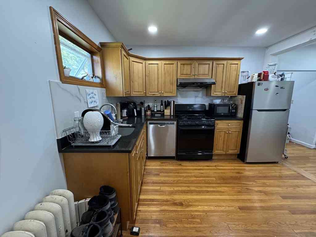 Apartment For Rent - 552 Pleasant St #1<br/> Middlesex County, Malden, MA 02148