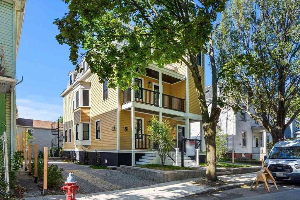 Condo For Rent - 6 Pearl St #B<br/> Middlesex County, Somerville, MA 02145