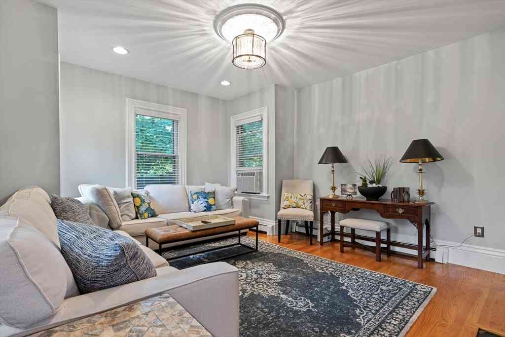 Apartment For Rent - 13 Saint James Street #1<br/> Middlesex County, Newton, MA 02458