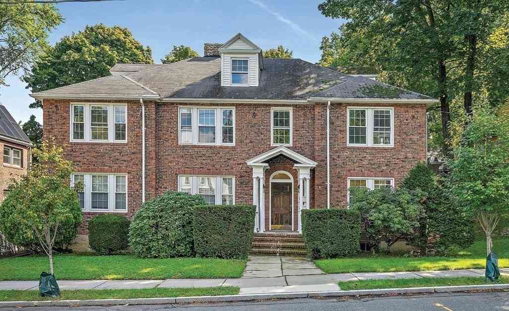 Apartment For Rent - 54 Crosby Road #2<br/> Middlesex County, Newton, MA 02467