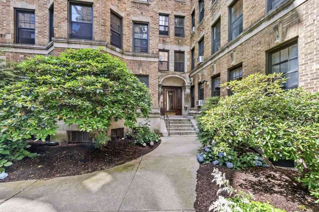 Apartment For Rent - 118 Riverway #32<br/> Boston, MA 02215