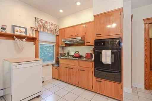 Apartment For Rent - 1053 Pleasant St #1<br/> Worcester County, Worcester, MA 01602