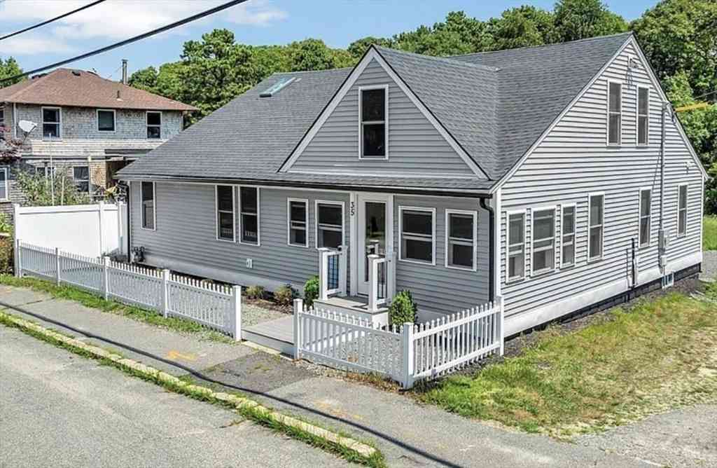 Homes For Rent - 35 Locust St<br/> Wareham, MA 02558