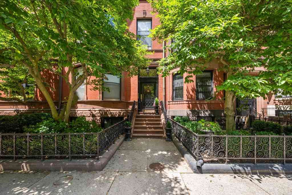 Condo For Sale - 207 Commonwealth Ave #3<br/> Boston, MA 02116