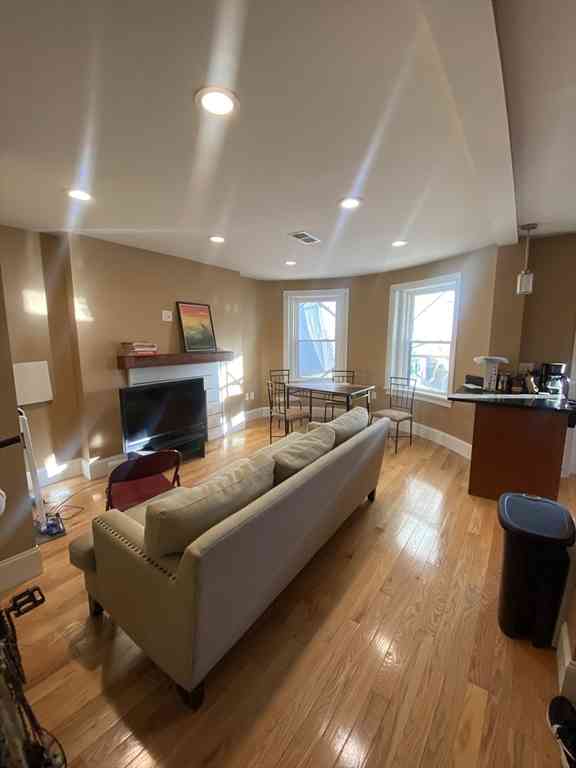 Apartment For Rent - 32 Linden St #7<br/> Brookline, MA 02445