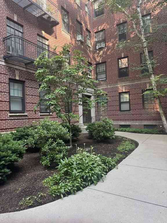 Condo For Rent - 38 Linnaean Street #3<br/> Cambridge, MA 02138