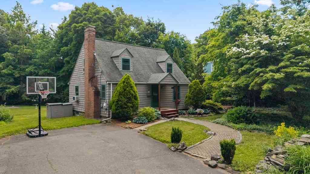 Homes For Sale - 33 Spruce St<br/> Worcester County, Shrewsbury, MA 01545