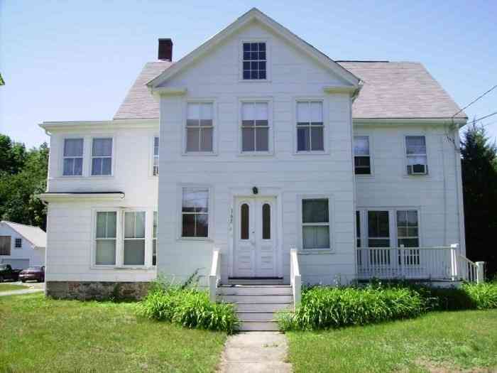 Apartment For Rent - 165 Concordcrd. #2<br/> Middlesex County, Bedford, MA 01730